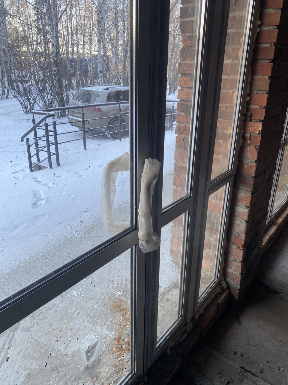 Установка алюминиевых дверей со стеклом